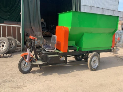 電動(dòng)牛羊撒料車的工作原理